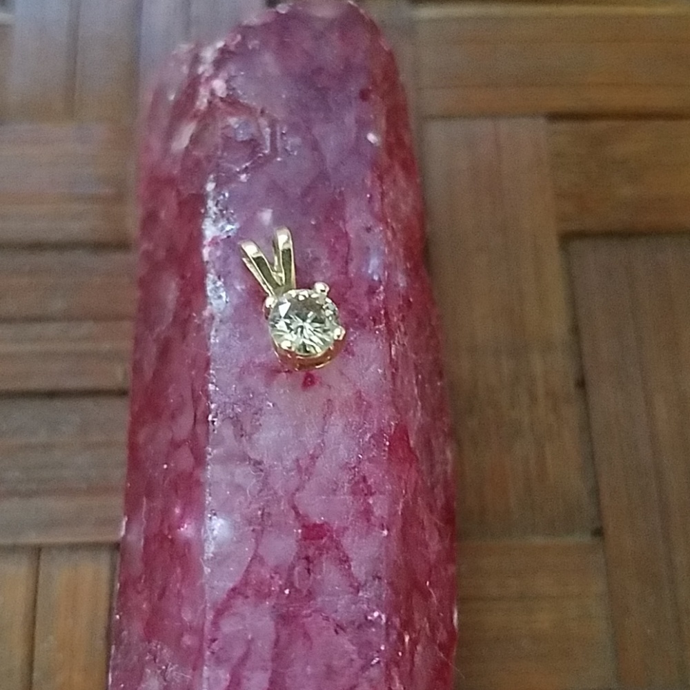 .25ct diamond pendant 14 k yellow gold